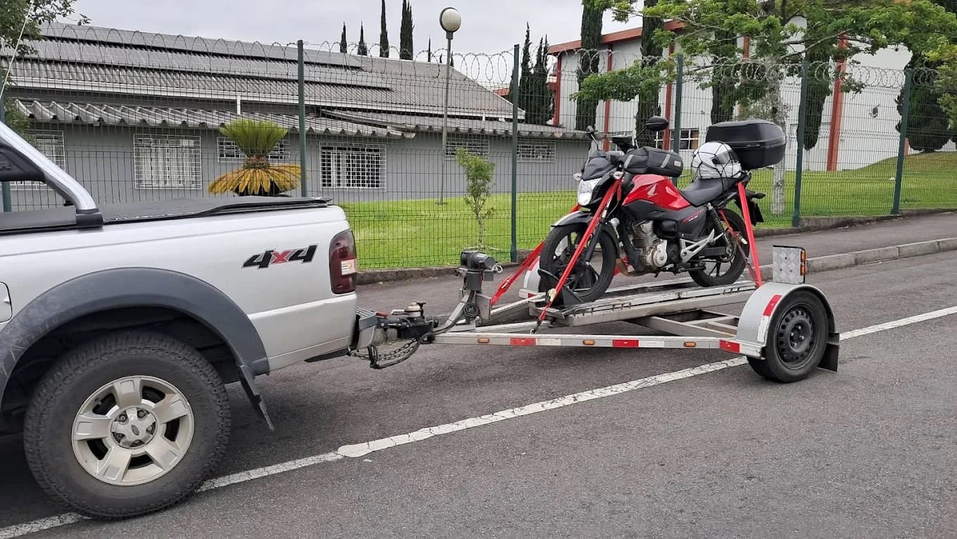 Moto Honda presa com cintas na carretinha do guincho da Auto Socorro M.S em Curitiba