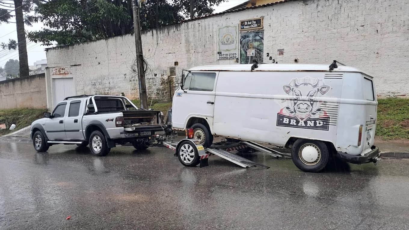 Pickup 4x4 da Auto Socorro M.S rebocando uma Kombi na carretinha plataforma em Curitiba